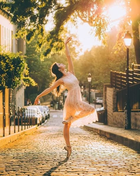 What’s your favorite part of the day? ☀️🌙🌞🌖 * Photography by @wonguy974 * Pointe shoes by @sodancausa * #brittanycavaco #ballet Outdoor Dance Poses, Dancer Senior Pictures, Outdoor Dance Photography, Ballet Senior Pictures, Ballet Photography Poses, Dance Senior Pictures, Dance Photo Ideas, Ballet Photoshoot, Ballerina Photography