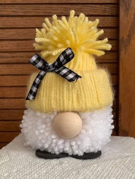 Gnome Crafts Diy, Gnomes Noel, Christmas Bazaar Ideas, Christmas Bazaar Crafts, Gnome Ideas, Easy Yarn Crafts, Bazaar Crafts, Handmade Christmas Crafts, Crochet Christmas Ornaments