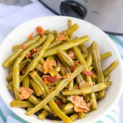 Slow Cooker Green Beans Bbq Green Beans, Country Meals, Southern Style Food, Crockpot Green Beans, Southern Green Beans, Slow Cooker Green Beans, Beans In Crockpot, Beans With Bacon, Southern Greens