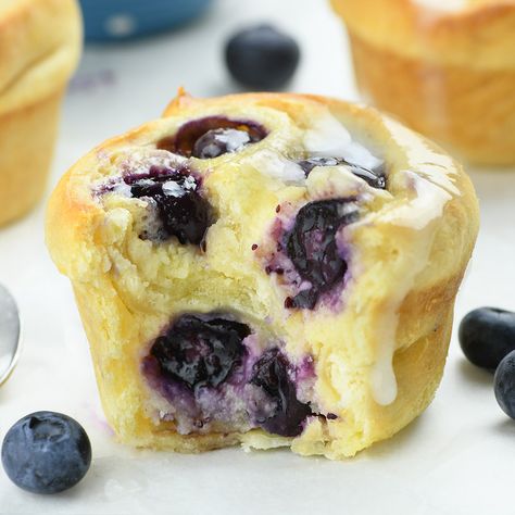 Blueberry Crescent Roll Muffins - OMG Chocolate Desserts Coffee Cake Cream Cheese, Blueberry Crescent Rolls, Blueberry Bundt Cake Recipes, Recipe With Blueberries, Crescent Roll Recipes Dessert, Recipes Using Crescent Rolls, Cinnamon Roll Cupcakes, Easy Muffin Recipe, Cream Cheese Crescent Rolls