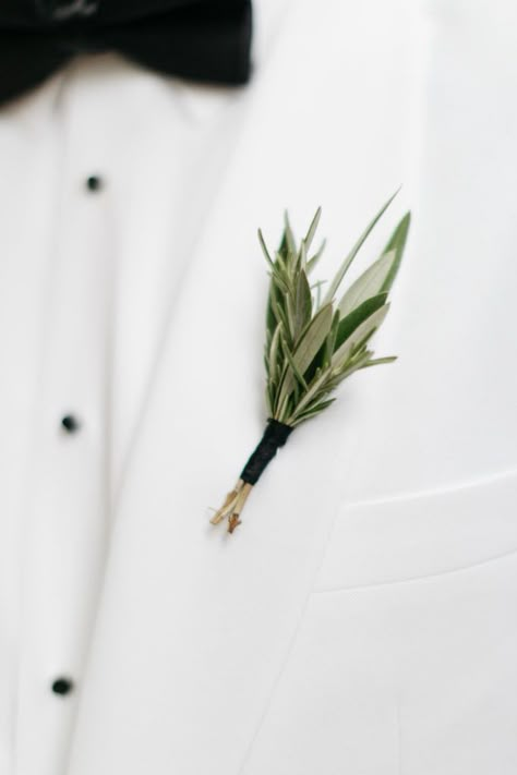 Greenery Boutonniere, Boutineer Wedding, Green Boutonniere, Diy Boutonniere, Buttonhole Flowers, Wedding Party Flowers, Groom Boutonniere, Boutonniere Wedding, Wedding Mood Board