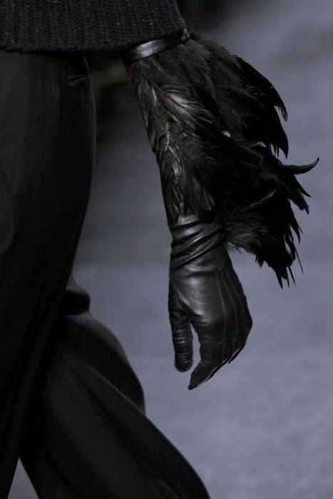 Moda Steampunk, Toni Stark, Yennefer Of Vengerberg, Black Leather Gloves, Bloodborne, Black Gloves, Black Feathers, Ann Demeulemeester, The Raven