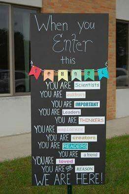 Welcoming sign Parent Orientation Decoration Ideas, School Reception Decoration Ideas, Orientation Day Decoration, Bulletin Board Ideas For Work, College Decorations, Parent Orientation, Welcoming Sign, Freshman Orientation, School Reception