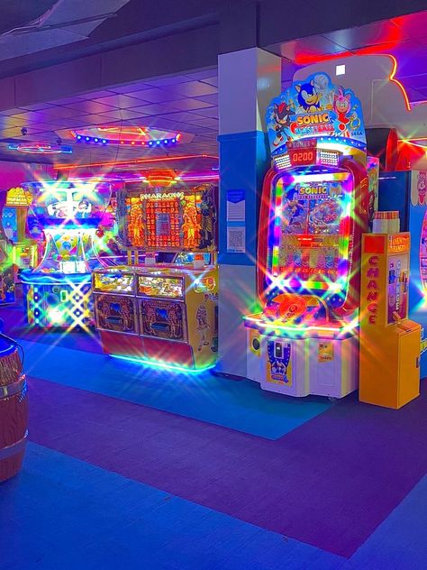 Arcade Retro, Photographie Indie, Dreamcore Aesthetic, Indie Photography, Fotografi Digital, Dreamcore Weirdcore, Retro Arcade, Neon Aesthetic, Arcade Machine