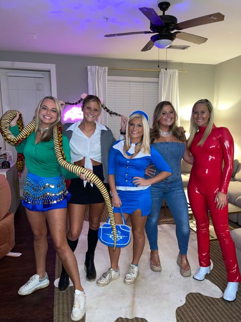 90s Brittany Spears, Britney School Costume, Hoco Celebrity Day Ideas, Britney Spears Costume Red Jumpsuit, Britney Spears Flight Attendant Costume, Halloween Costumes Brittany Spears, Brittney Spears Outfit Iconic, Halloween Costumes 90s Movie Characters, Brittney Spears Costume Ideas Snake