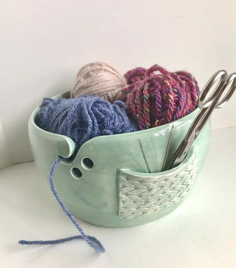 Yarn Bowls Pottery, Coastal Crochet, Free Crochet Sweater, Decoration Beton, Pattern Crochet Blanket, Gift Ideas Crochet, Knitting Bowl, Ceramic Yarn Bowl, Beginner Pottery