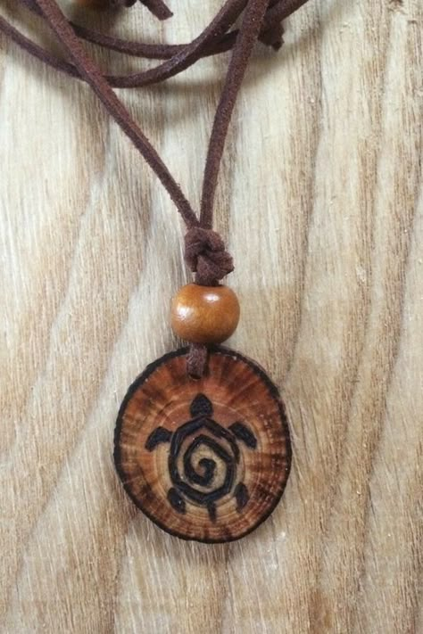 Wood Burning Necklace Pendants, Things To Woodburn, Key Chains Diy Handmade Wood, Wood Burning Necklace, Wood Burned Necklace, Cool Wood Burning Ideas, Wood Jewellery Handmade, Easy Wood Burning Patterns, Wooden Jewelry Handmade