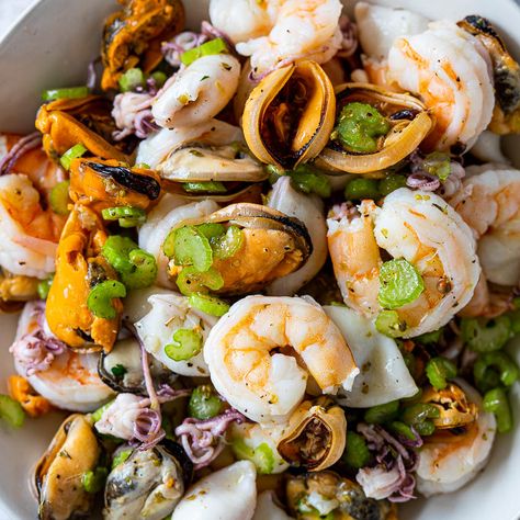 Easy seafood salad Italian Seafood Salad, Salads With Meat, Sour Cream Potatoes, Wine Restaurant, Italian Seafood, Foods Breakfast, African Dessert, Sea Food Salad Recipes, Grilled Prawns