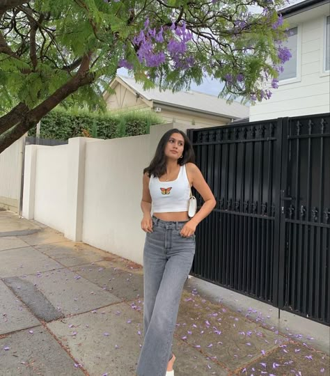 White crop top Stylish Crop Tops On Jeans, Crop Tops For Girls Stylish, Poses In T Shirt And Jeans, Poses With Crop Top, Poses On Crop Top, Jeans And Top Photo Poses, How To Pose In Jeans Top, Poses For Crop Tops, Crop Top Western Outfit