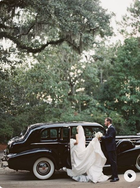 Vintage Rolls Royce Wedding, Rolls Royce Wedding Pictures, Classic Car Wedding Pictures, Oldschool Wedding, Classic Cars Wedding, Rolls Royce Wedding Car, Black Rolls Royce, Rolls Royce Wedding, Boone Hall Wedding