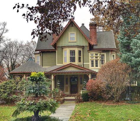 Older House Exterior, Retro Houses Exterior, Exterior Home Inspiration, 70s Style House Exterior, Glimmerbrook House, Grandma House Exterior, Old Houses Interior, 1950s House Exterior, Cool House Exterior