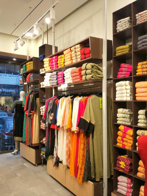 Saree Interior Design, Fashion Shops Interior, Small Dress Shop Interior Design, Kurti Shop Interior Design, Dress Showroom Interior Design, Fashion Designer Shop Interior, Indian Botique Interiors, Dress Shop Design Boutique Interior, Ladies Garments Shop Interior Display