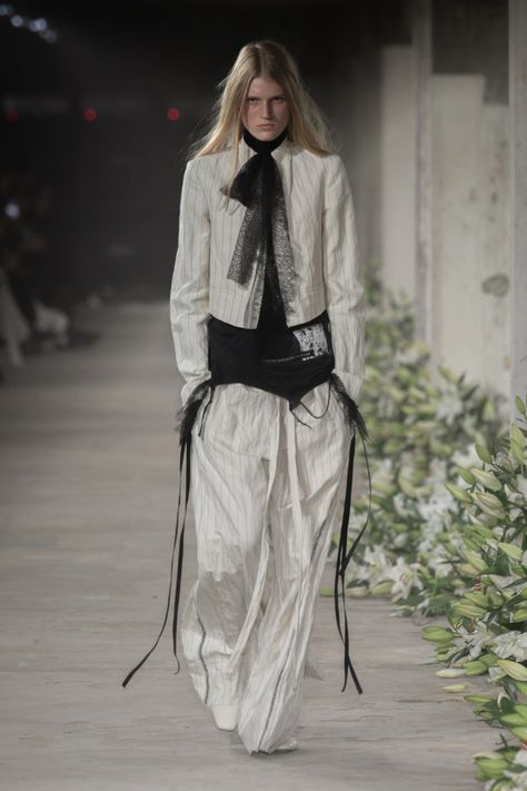 Ann Demeulemeester Spring 2025 Ready-to-Wear Collection at Paris Fashion Week Anne Demeulemeester, Elegant Punk, Arte Punk, Diy Clothes And Shoes, Spring 2025, Show Collection, 2025 Fashion, Fashion Week Runway, September 2024