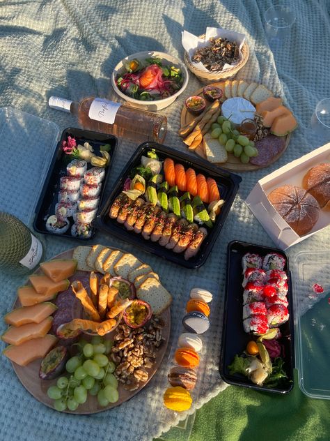 Healthy Picnic Aesthetic, Picnic Aesthetic For Two, Picnic Food Ideas Beach, Bento Box Picnic, Beach Picnic Aesthetic Food, Asian Picnic Food, Japanese Picnic Aesthetic, Sushi Beach Picnic, Beach Picnic Food Ideas Simple