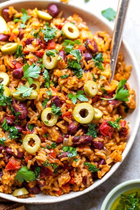 Spanish Rice Dinner Ideas, Spanish Rice And Beans, One Pot Rice Meals, Meal Vegetarian, Dishing Out Health, 1 Pot Meals, Rice And Beans Recipe, Nutritious Dinner, Herb Oil