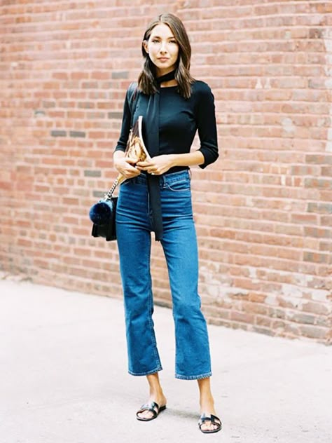 Don't miss out on this hot denim trend! Cropped Jeans Outfit, Flare Jeans Outfit, Wife Style, Look Jean, Kick Flare Jeans, Cropped Flare Jeans, Looks Street Style, Denim Trends, Kick Flares