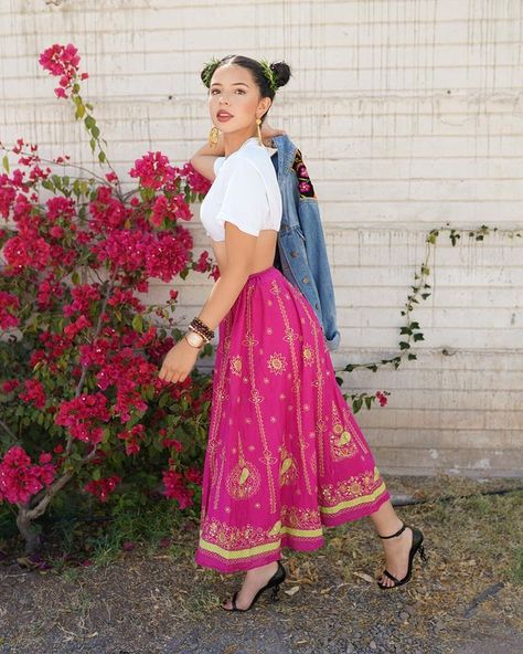 Ángela Aguilar 🇲🇽 en Instagram: “Flores y chongitos 🌺🌿” Mexico Themed Party, Sombrero Outfit, Mexican Outfits For Women, Mexican Dresses Traditional, Girl Traditional Dress, Mexican Traditional Clothing, Outfit Mexicano, Angela Aguilar, Traditional Mexican Dress