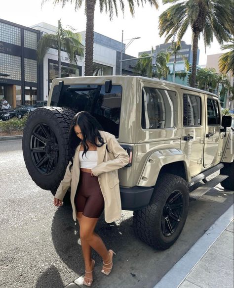 White Interior Jeep Wrangler, Jeep Wrangler White And Black, Jeep Wrangler Black Woman, White Jeep Tan Interior, Black And Gold Jeep Wrangler, Dream Jeep Aesthetic, Jeep Wrangler 2023 Interior, Tan Jeep Wrangler Sahara, Jeep Wrangler Designs