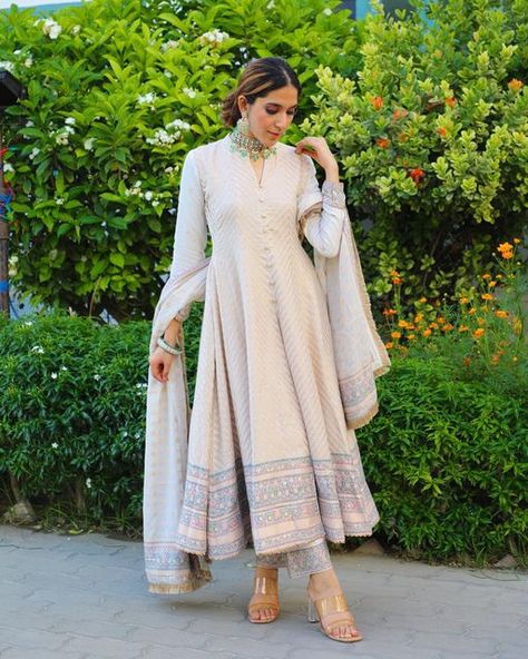 Party Wear Indian Suits, Traditional Wedding Outfits, White Anarkali, Motifs Design, Embroidered Anarkali, Anarkali Dress Pattern, Casual Indian Fashion, Beautiful Pakistani Dresses, Desi Fashion Casual