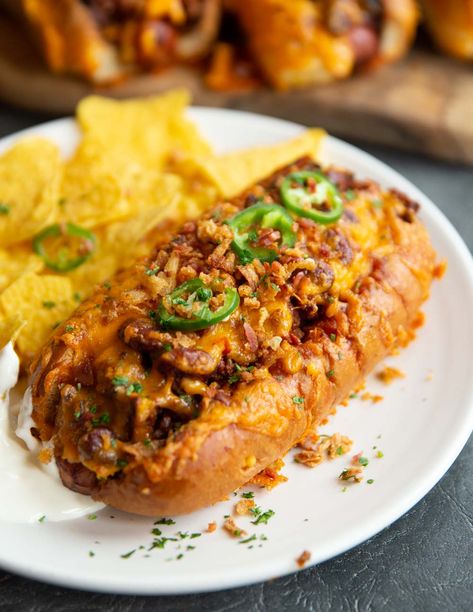 Chili Cheese Dogs Chili Cheese Dog Recipe, Chilli Cheese Dogs, Baked Chili Cheese Dogs, Chili Dog Chili Recipe, Hot Dog Sauce Recipe, Bacon Chili, Street Food Business, Hot Dog Sauce, Hot Dogs Recipes