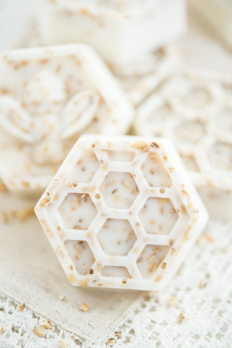 Handmade honey & oatmeal soap made with vanilla essential oil in a bee and honeycomb shape. Diy Bars, Savon Diy, Diy Soap Bars, Săpunuri Handmade, Bath Scrubs, Handmade Soap Recipes, Soap Making Recipes, Honeycomb Shape, Lush Products