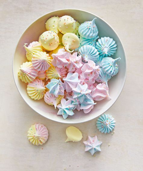 The Best Meringue Recipes To Dazzle Every Dinner Party Best Meringue Recipe, Mini Easter Desserts, Basic Meringue Recipe, Bowl Desserts, Mini Meringues, Carrot Cake Bars, Chocolate Meringue, Meringue Recipe, Meringue Kisses