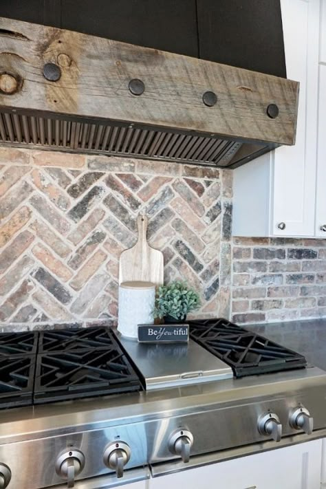 Farmhouse Kitchen Backsplash Ideas, Farmhouse Kitchen Backsplash, Cabinets Makeover, Interior Design Minimalist, Brick Backsplash, Kitchen Backsplash Designs, Perfect House, Farmhouse Interior, Modern Farmhouse Kitchens