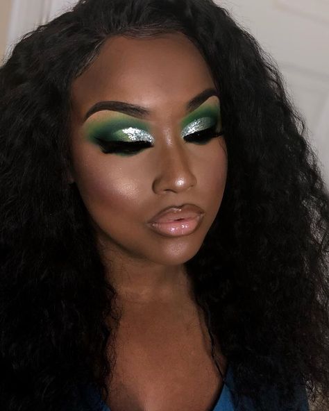 Pinterest: @idaliax0 🌹 Green Makeup Looks, Birthday Looks, Birthday Makeup Looks, Brown Girls Makeup, Winter 2024 Fashion, Christmas Makeup Look, Bold Makeup Looks, Prom Makeup Looks, Makeup For Black Skin