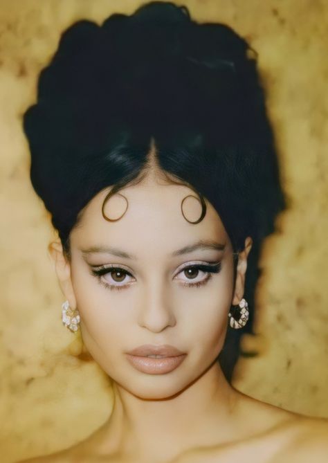 1920 Inspired Hairstyles, Gatsby Glamour, Short Victorian Hair, 1920s Black Women Makeup, Showgirl Hairstyles, Showgirl Hair, Short Barbie Hair, 1920s Inspired Hair, Cabaret Hairstyles