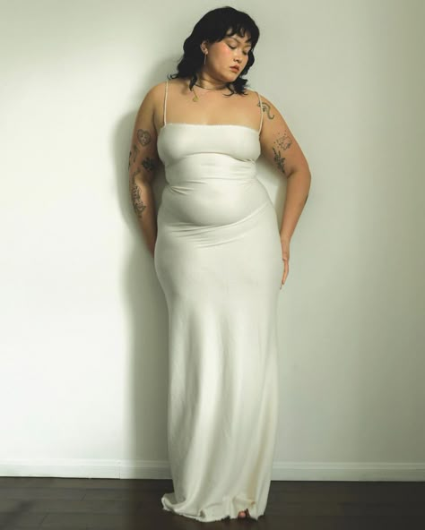 Mid Sized Dress, Cute Dresses Curvy, Mid Sized Women, Mid Size Body Outfits, Mid Size Dress, Plus Size Reference, Mid Size Bodies, Mid Size Aesthetic, Plus Size Poses