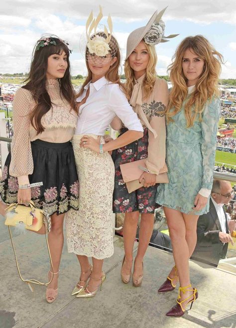 A style guide to help visitors decide on what to wear to the world famous horse… Horse Race Outfit, Derby Party Outfit, Ladies Day Outfits, Kentucky Derby Party Outfit, Kentucky Derby Outfit, Derby Attire, Kentucky Derby Fashion, Race Day Fashion, Race Outfit