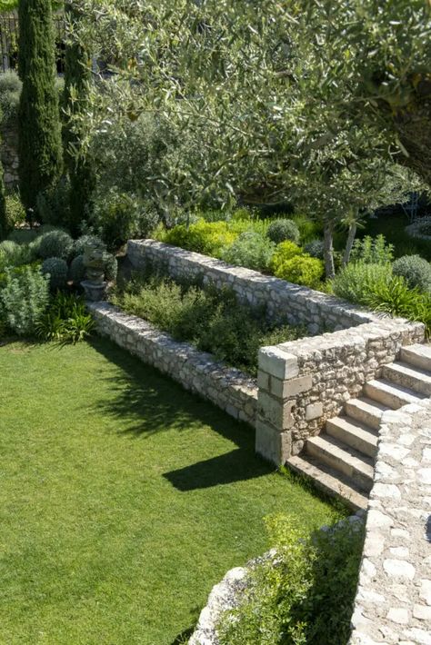 Cascade garden in the historical center of a Provençal village - Bosc Architectes à St Rémy de Provence Carport Garden Ideas, Farm Yard Ideas, Provencal Garden, Cascade Garden, Provence House, Stone Walls Garden, Roman Garden, Provence Garden, Garden Nook