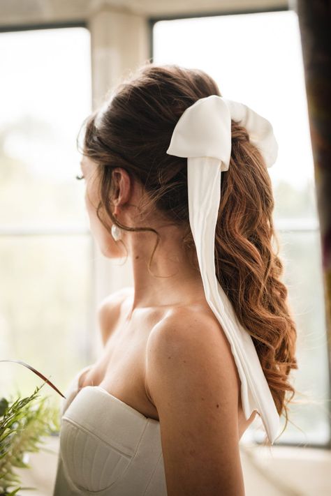 Diy Hair Tutorials, Bridal Ponytail, Wedding Ponytail, Vintage Bridal Hair, Wedding Hair Up, Romantic Wedding Hair, Bridal Hair Inspiration, Wedding Hair Ideas, Bridal Hair Makeup