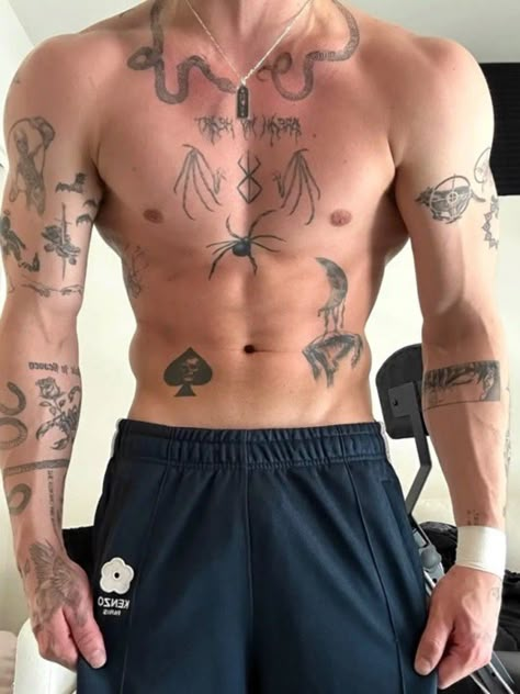 Vinnie Hacker Tattoo, Vinny Hacker, Human Body Structure, Gay Tattoo, L Tattoo, Small Forearm Tattoos, Hacker Aesthetic, Foto Top, Body Details