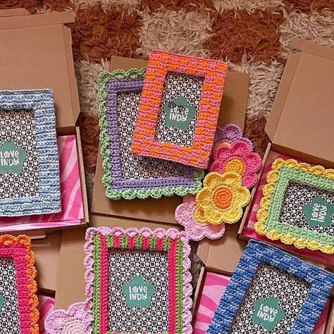 Crochet Wall Art Framed, Crochet Frame Pattern, Frame Crafts Diy, Crochet Mirror Frame, Crochet Picture Frame, Crochet Photo Frame, Frame Upcycle, Crochet Frame, Frame Crochet