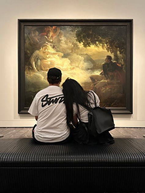 Couple Day Date Ideas, Art Museum Date Aesthetic, Art Gallery Photos, Couple Art Gallery, Couples Painting Together, Dream Dates Aesthetic, Painting Date Aesthetic, Museum Date Aesthetic, Painting Date Ideas