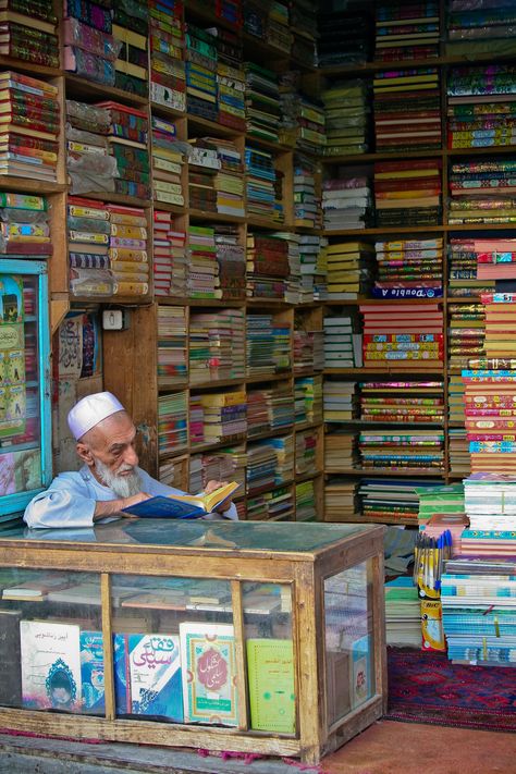 Herat. Afghanistan Herat Afghanistan, People Reading, Book Cafe, Reading A Book, People Of The World, World Cultures, South Asia, Library Books, Central Asia