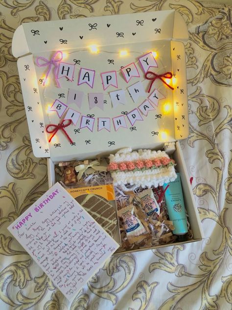 Box Decoration Ideas For Birthday, Aesthetic Box Decoration, Gifts In Boxes Ideas, Bday Box For Best Friend, Christmas Presents Ideas For Friends, Mini Birthday Gift Ideas, Home Made Gift Ideas For Best Friend, Handmade Gift For Bestie Birthday, Creative Best Friend Gifts