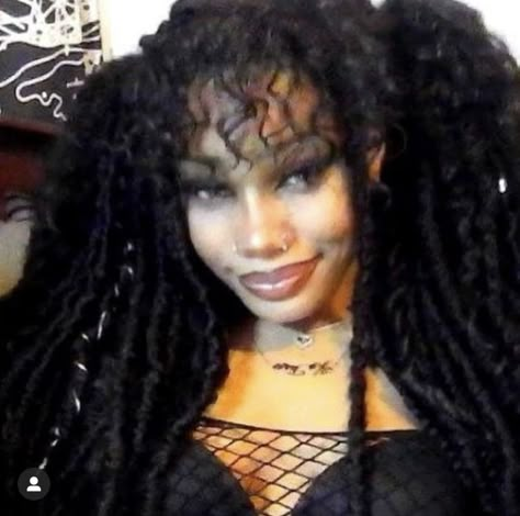 Black Alt People, Alt Hairstyles Black Women, Goth Locs, Black Alt Hair, Alt Black Hairstyles, Goth Curly Hair, Alt Black Woman, Black Alt Girl, Alt Hair Styles