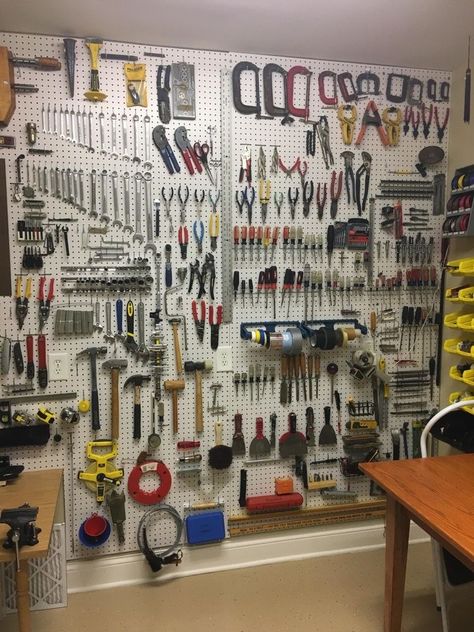 Palet Bar, Shed Organisation, Officine In Garage, Pegboard Craft Room, Pegboard Garage, Pegboard Storage, Garage Organization Tips, Organization Garage, Garage Organisation