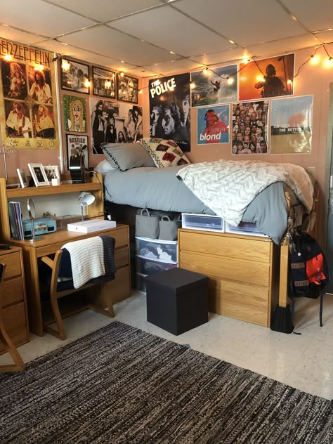 Dorm Layout, College Dorm Inspo, College Bedroom Decor, Dorm Room Layouts, Cool Dorm, College Dorm Room Inspiration, Rock Room, Dorm Aesthetic, Dream Dorm Room