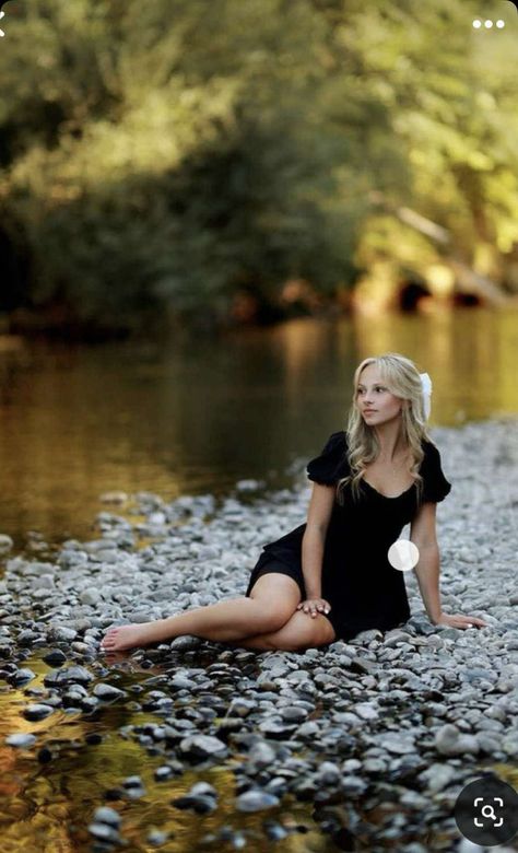 Girly Photography Poses Outdoor, Photography Poses For Senior Pictures, Cute Senior Photoshoot Ideas, Birthday Photoshoot Poses Outdoor, 2024 Senior Picture Ideas, Spring Instagram Pictures Photo Ideas, Fall Creek Photoshoot, Creek Picture Ideas, Model Shoot Ideas Outdoor