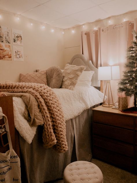 Boho Dorm Ideas, Boho Dorm Room Decor Ideas, College Dorm Room Ideas Aesthetic Cozy, Dorm Room Aesthetic Minimalist, Clean Boho Aesthetic, Matching Dorm Room Ideas, Comfy Dorm Room, Uconn Dorm, Cozy Dorm Room Aesthetic