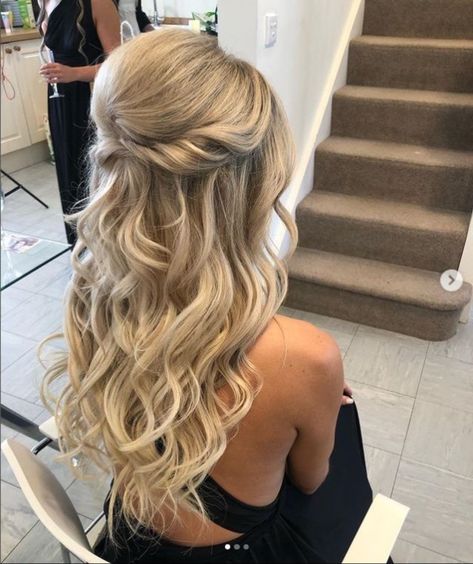 2022 Bridesmaid Hair, Half Up Half Down Ideas, Half Pony Hairstyles, Elegant Long Hairstyles, Pony Hairstyle, Half Pony, Cascading Curls, Bridal Hair Half Up, Bridemaids Hairstyles