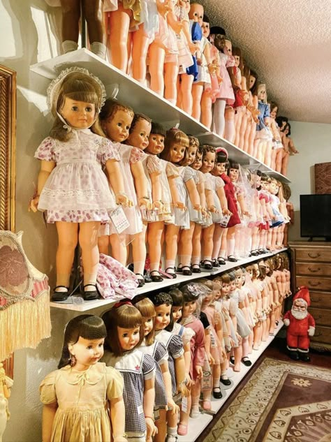 Vintage Doll Display, Куклы American Girl, Doll Room, Homemade Dolls, Doll Display, Toddler Dolls, Vinyl Dolls, Old Dolls, Doll Shop