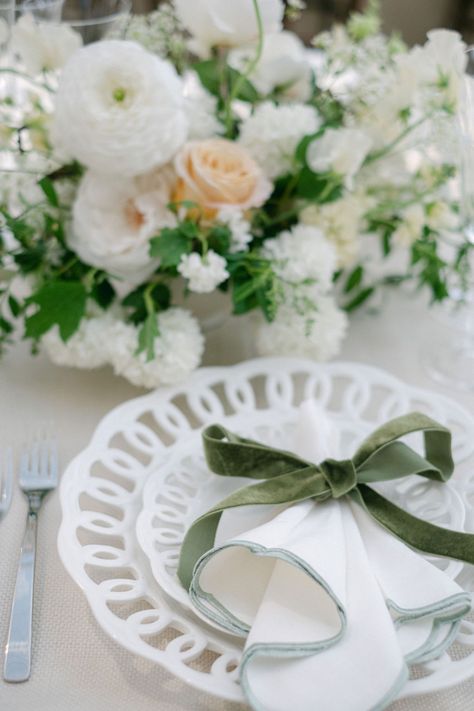 Green And White Palette, White Wedding Table Setting, Syon Park Wedding, Green Table Settings, Green Tablescape, Glass House Wedding, Chinoiserie Wedding, Wedding Flowers Peonies, Wedding Tableware