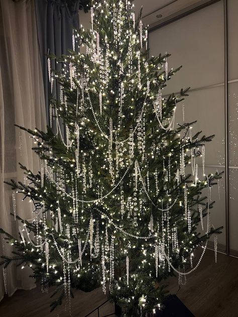 White Branches Christmas Decor, Crystal Xmas Tree, Christmas Table Pieces, Futuristic Christmas Tree, Aesthetic Xmas Tree, Lights Only Christmas Tree, Chandelier Christmas Tree, Christmas Tree With Crystals, Icy Christmas Tree