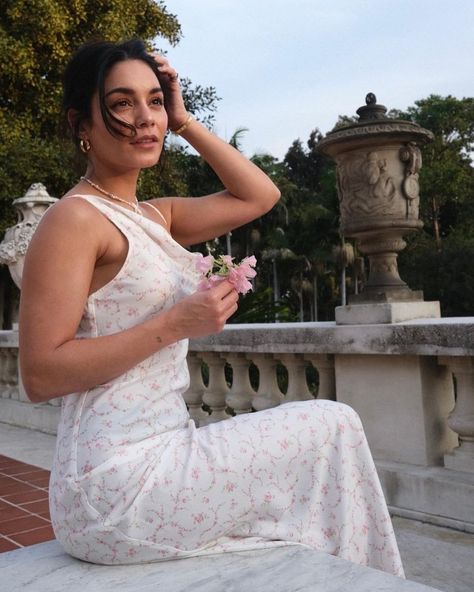 Vanessa Hudgens Instagram, Vanessa Hudgens Outfits, Estilo Vanessa Hudgens, Happy Birthday Steve, Vanessa Hudgens Style, Female Actresses, Vanessa Hudgens, Hair Curly, High School Musical