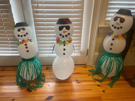 Christmas Tropical Decor, Tropical Xmas Decorations, Tropical Christmas Parade Float, Christmas In July Float Ideas, Hawaiian Christmas Parade Float Ideas, Christmas In July Movie Night, Christmas In July Gender Reveal, Diy Tropical Christmas Decorations, Christmas Luau Decorations