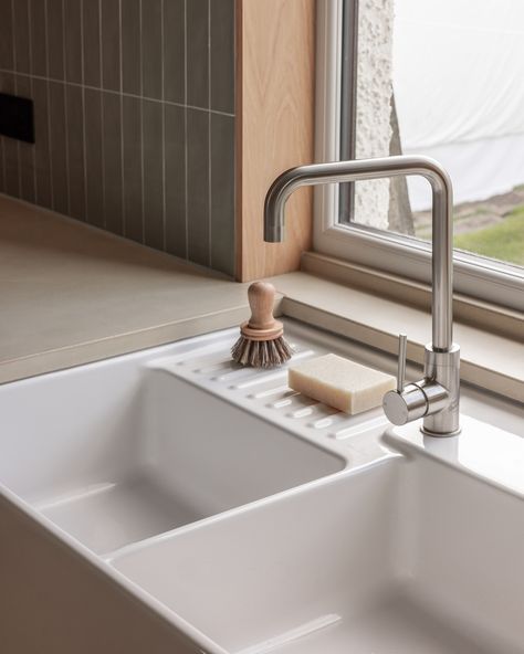 Details at Essex Drive. An excellent combination: @villeroyboch’s three-bowl butler sink and @dowsingandreynolds Kintampo tap. ph. @richardgaston Kitchen Sink Uk, Butlers Sink, Manifesting Future, Butler Sink Kitchen, Houses In Japan, Sink Decor, Belfast Sink, Butler Sink, Studio Kitchen